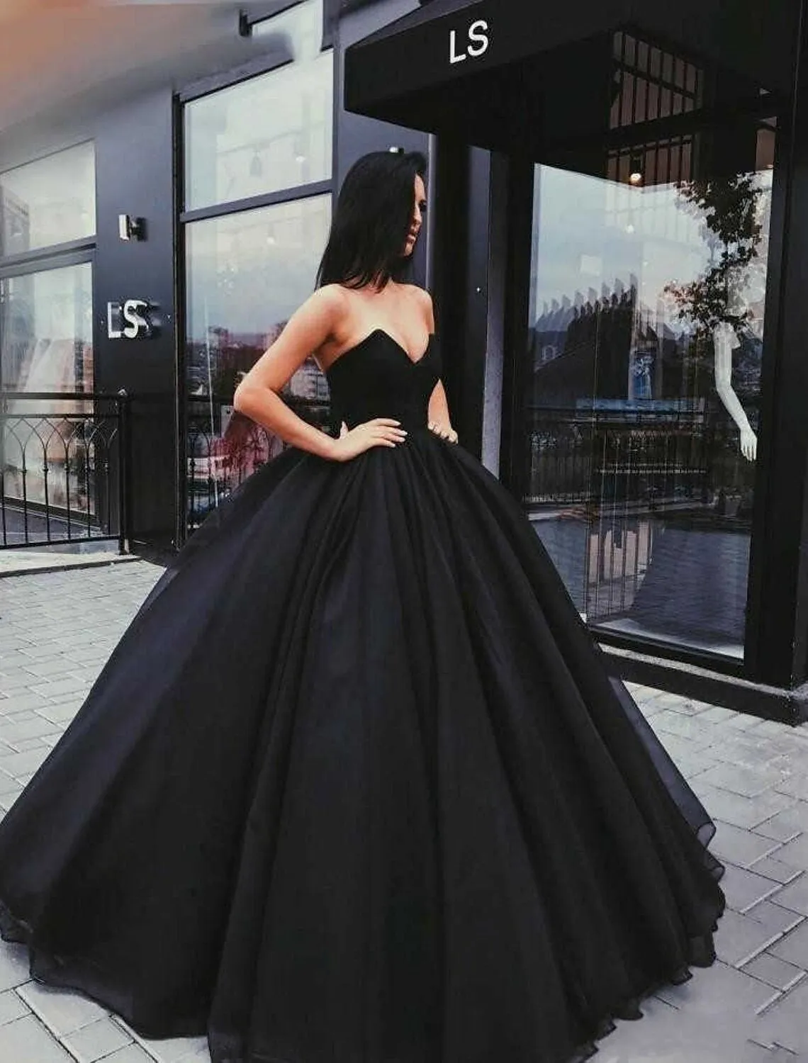 Luolandi Engagement Gothic Wedding Dresses in Color Black Wedding Dresses Ball Gown Sweetheart Strapless Floor Length Satin Bridal Gowns