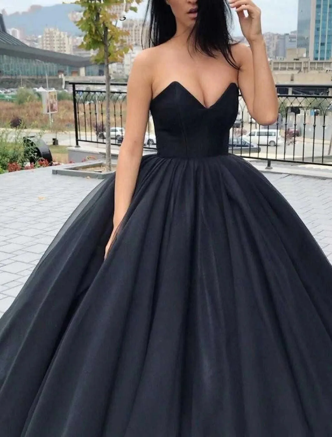 Luolandi Engagement Gothic Wedding Dresses in Color Black Wedding Dresses Ball Gown Sweetheart Strapless Floor Length Satin Bridal Gowns